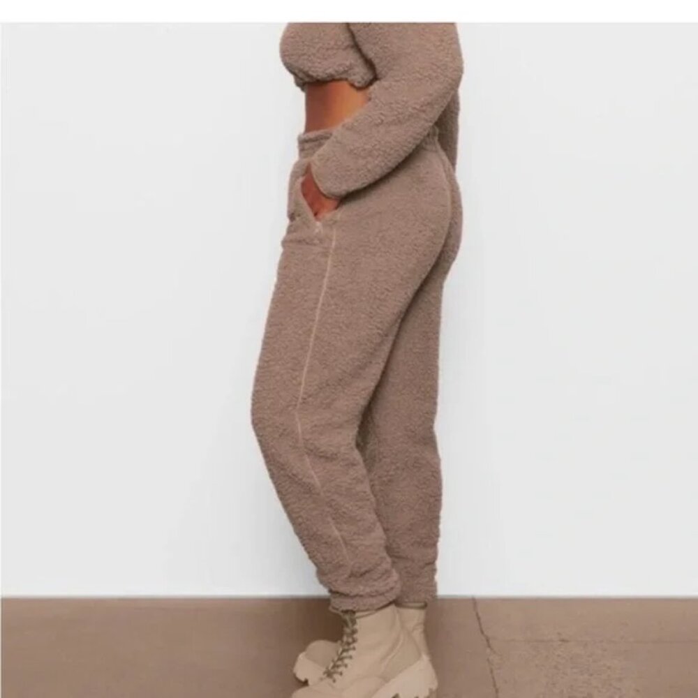 SKIMS Sherpa Jogger - Desert - S - Picture 2 of 4
